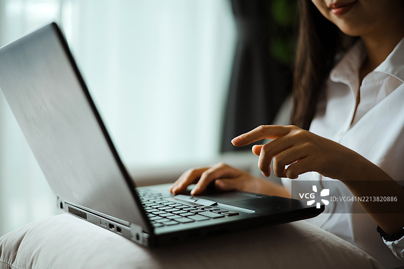 自信的年轻女商人使用笔记本电脑进行在线沟通，聊天，应用程序，互联网电子商务，银行业务，花钱，居家办公创业点子图片素材