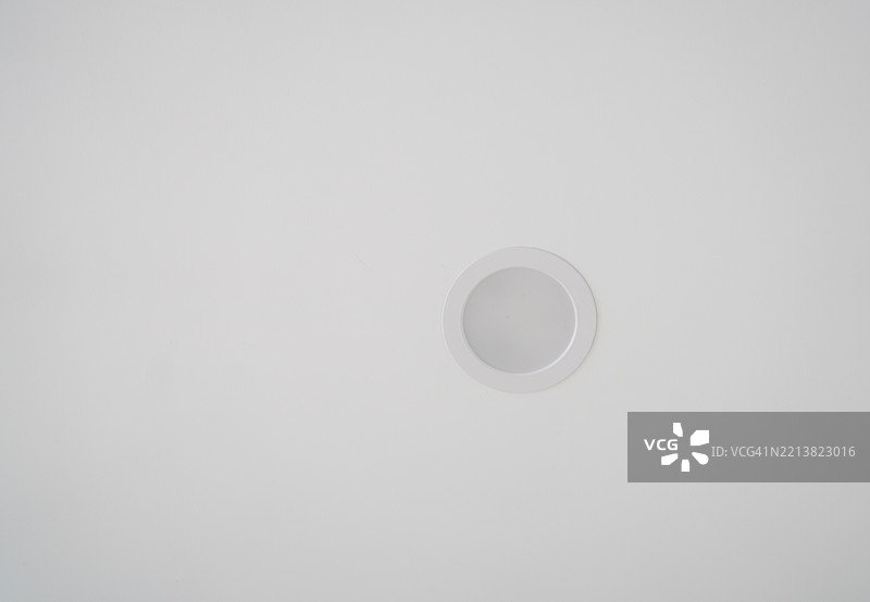 室内天花板上的筒灯图片素材