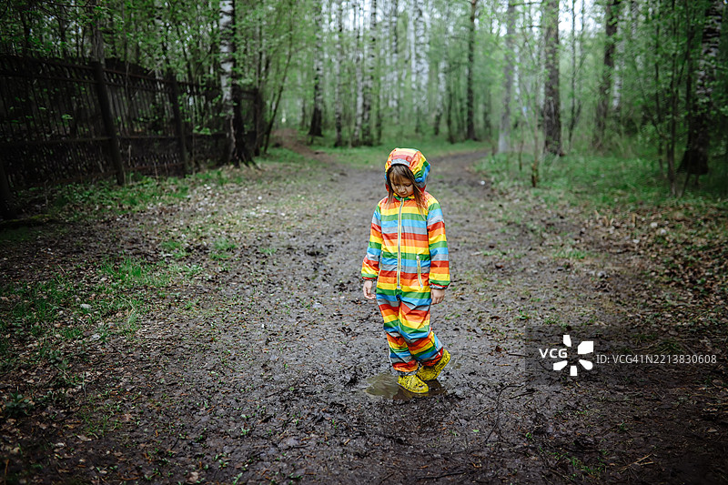 感官游戏发展 - 穿着安全装备的伤心女孩在探索湿润的质感图片素材