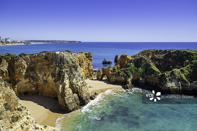 阿尔加维悬崖中的一个隐蔽海湾，若昂·德·阿伦斯海滩图片素材