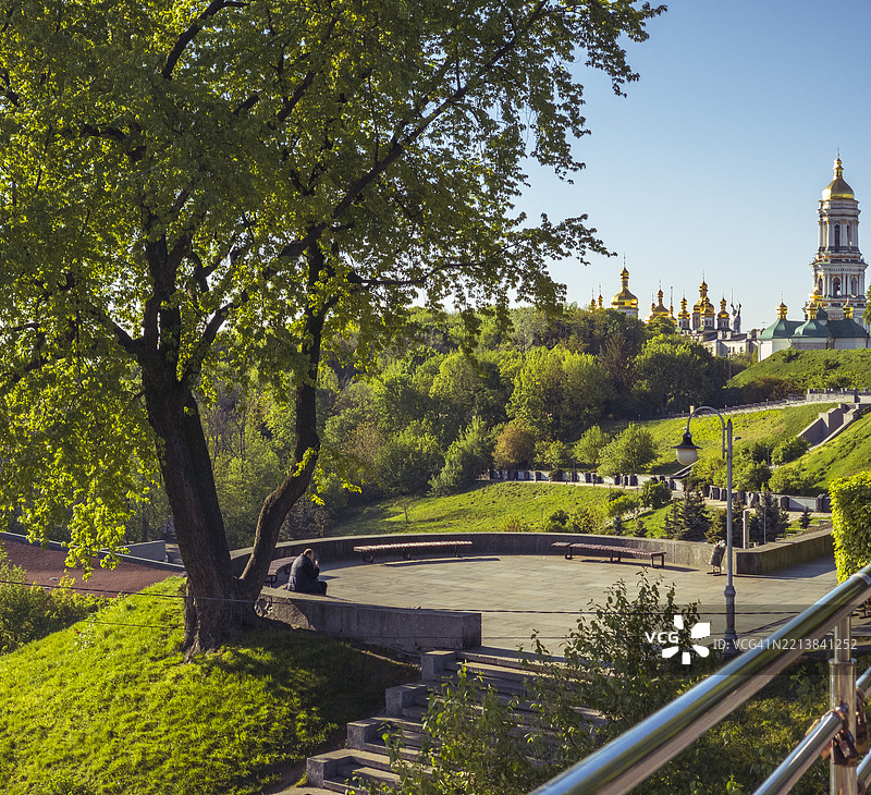 在阳光明媚的日子里，探索乌克兰基辅拉夫拉修道院的宁静之美图片素材