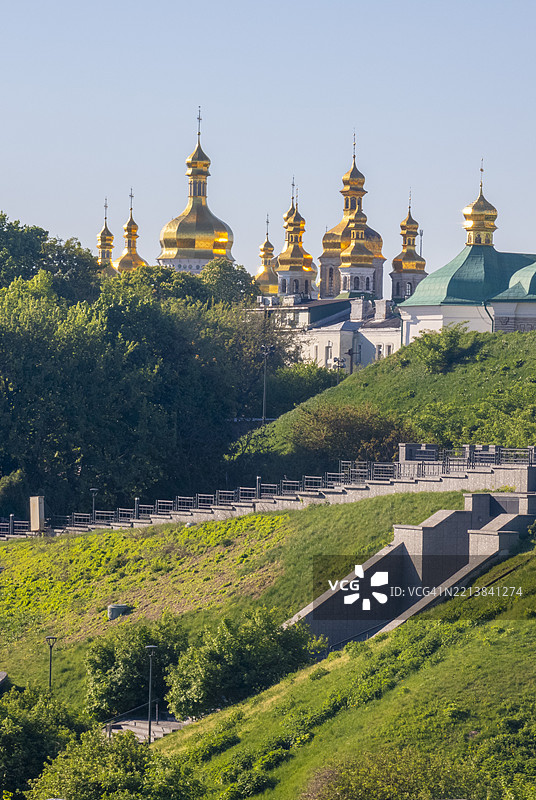 基辅拉夫拉修道院在乌克兰基辅的阳光明媚的日子里，在绿树丛中熠熠生辉。图片素材