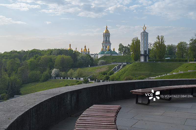 基辅拉夫拉修道院和霍洛多莫尔纪念碑在春季风景中的景观图片素材
