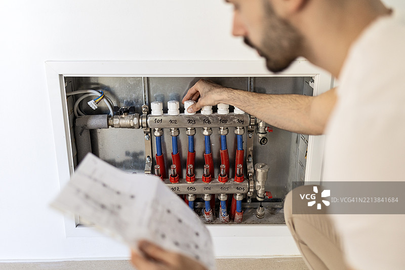 技术人员修理锅炉或散热器系统图片素材