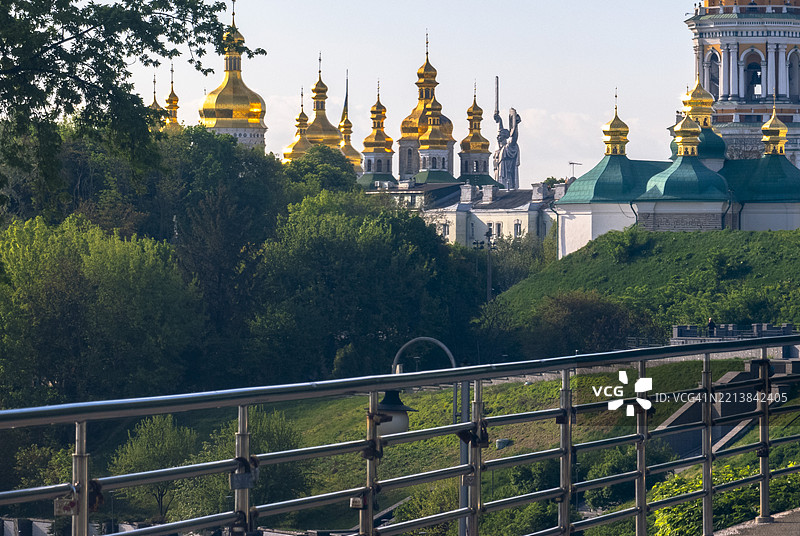 乌克兰母亲纪念碑矗立在基辅拉夫拉修道院附近，周围绿树成荫。图片素材
