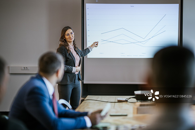 女商人在专业会议上展示销售结果图片素材