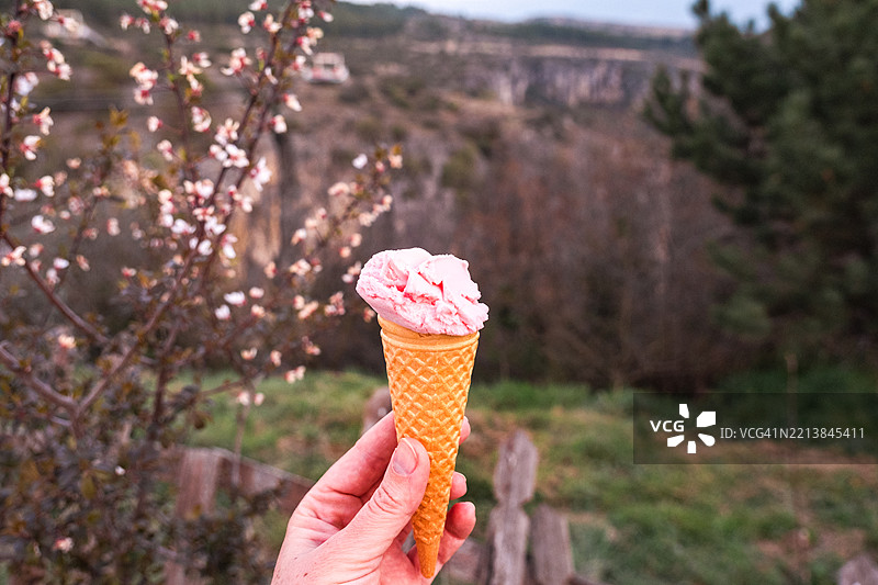 手中拿着蓝色土耳其咖啡杯。个人视角。自然与旅行。图片素材