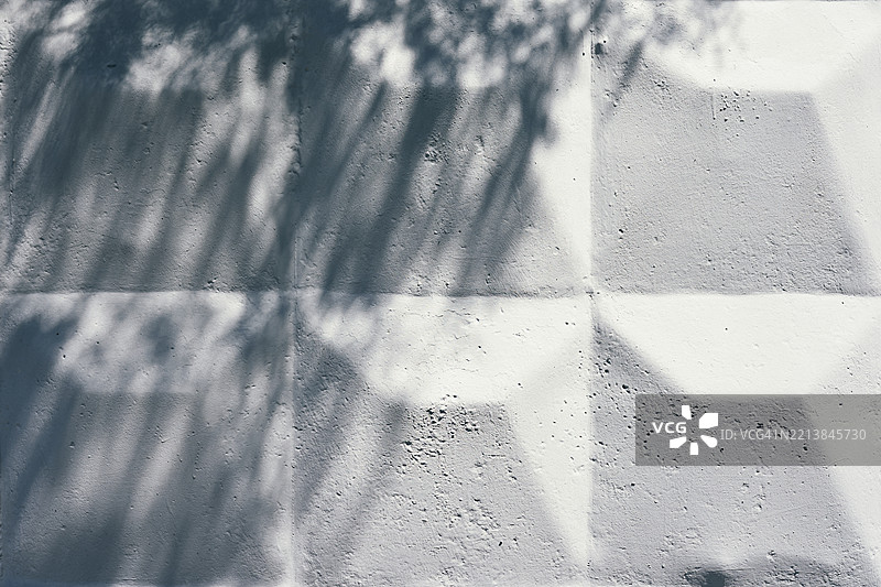 光滑白墙表面的抽象阴影图案图片素材