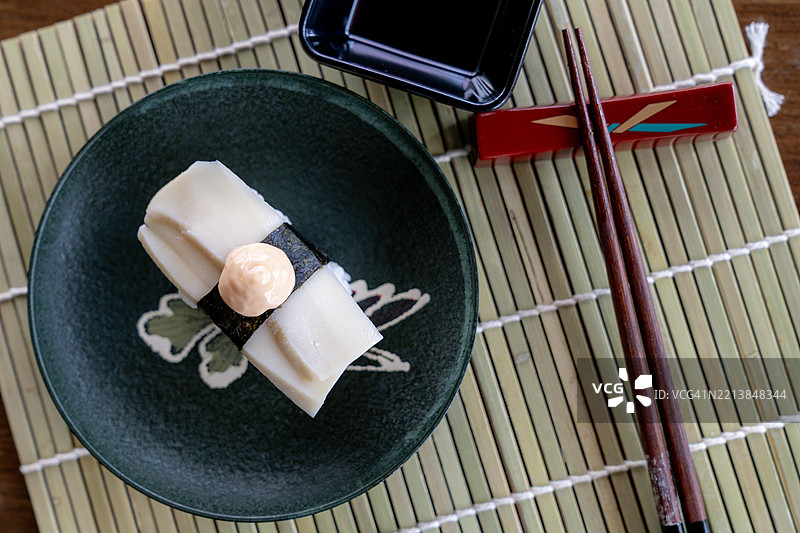 优雅地展示了正宗日本寿司，体现了日本料理的艺术与传统图片素材