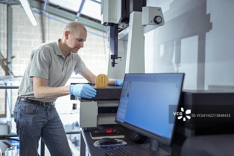 工程师在小型工程厂使用坐标测量机（CMM）图片素材