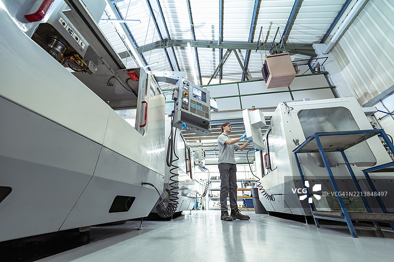 小型工程厂中的工程师和数控车床图片素材