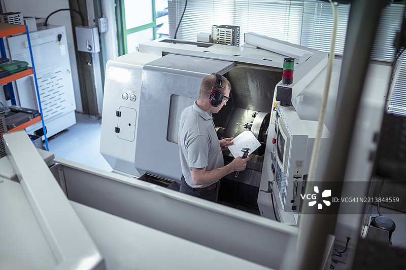 小型工程厂的工程师与计划和数控车床图片素材