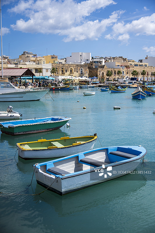 色彩斑斓且明亮的马尔萨什洛克港，瓦莱塔，马耳他图片素材