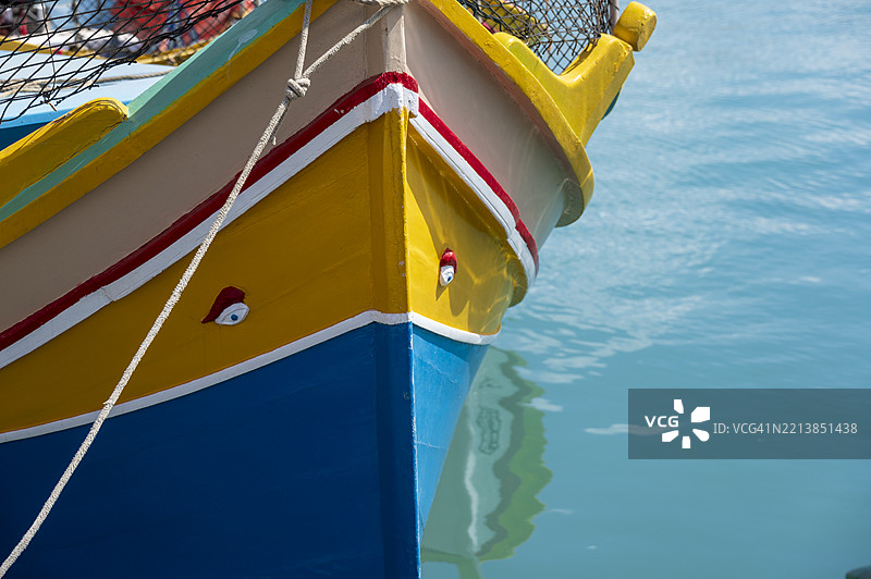 色彩鲜艳的卢兹渔船停靠在马尔萨什洛克港口图片素材