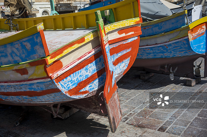 色彩鲜艳的卢兹渔船停靠在马尔萨什洛克港口图片素材