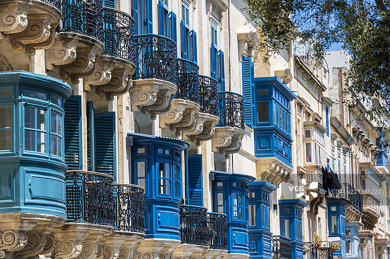 瓦莱塔的砂岩建筑与美丽的阳台图片素材