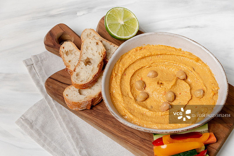 传统自制鹰嘴豆蔬菜蘸酱的俯视图图片素材