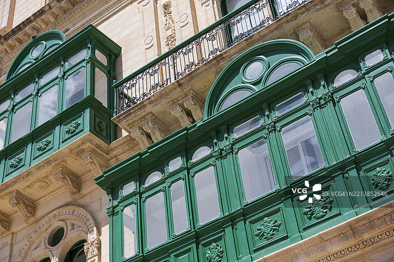 瓦莱塔的砂岩建筑与美丽的阳台图片素材