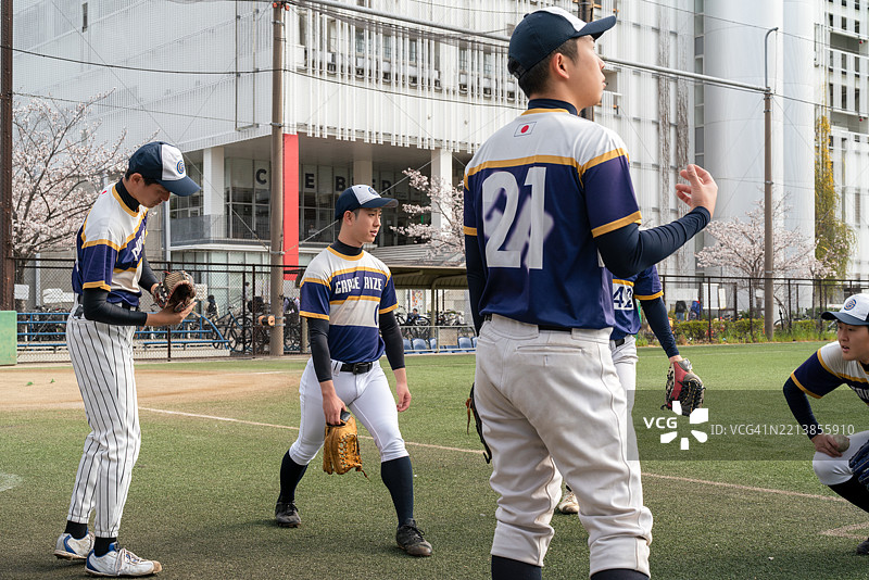 年轻运动员在东京阳光明媚的日子里练习棒球技巧图片素材