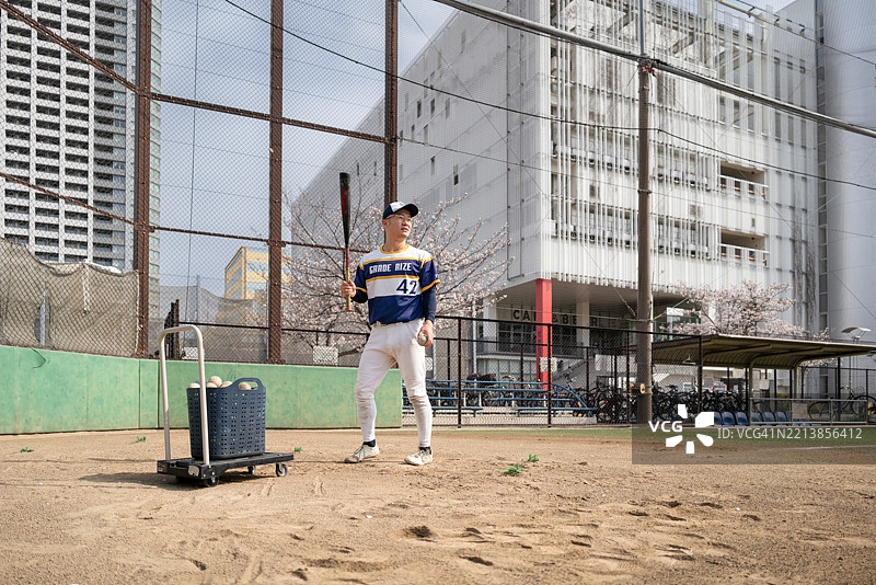 当地棒球运动员在城市社区环境中练习团队运动图片素材