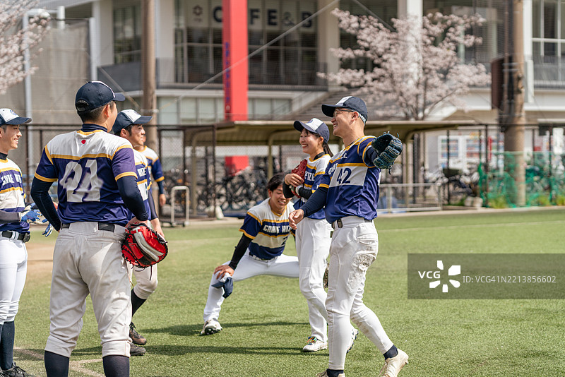 东京市当地棒球队享受团队精神和训练图片素材