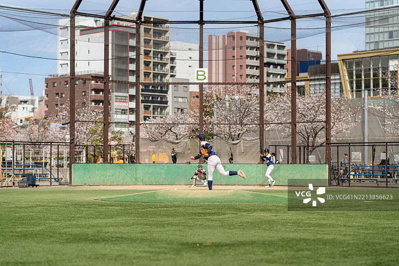 东京棒球比赛，彰显团队合作与社区精神图片素材