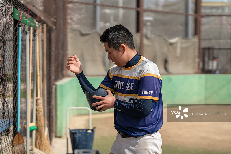 东京当地球场的棒球运动员在练习时做准备图片素材
