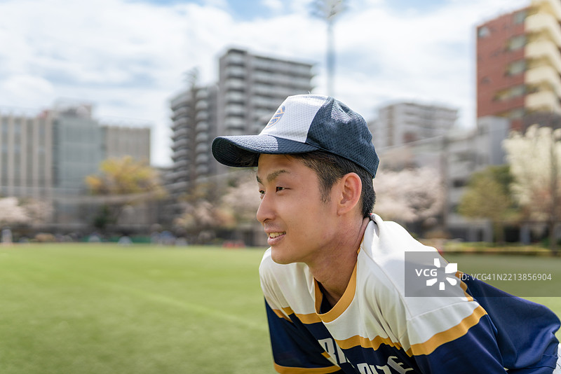 年轻棒球运动员在城市球场享受户外练习图片素材