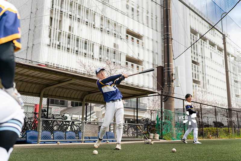 东京阳光明媚的日子里，地方棒球队正在训练图片素材