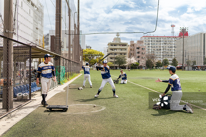当地棒球队在阳光明媚的城市社区环境中进行训练图片素材