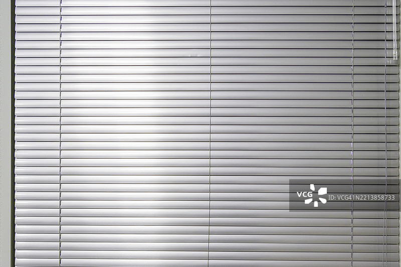 银色百叶窗透出的光线增强了下午室内空间的宁静氛围图片素材