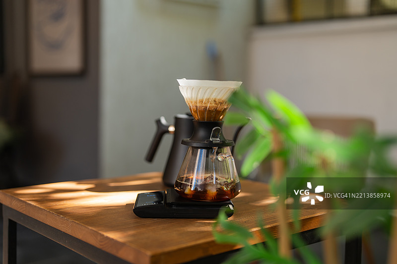 在木桌上准备咖啡图片素材