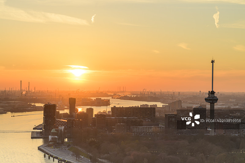 鹿特丹的欧罗马斯塔在新马斯河日落时的景色图片素材