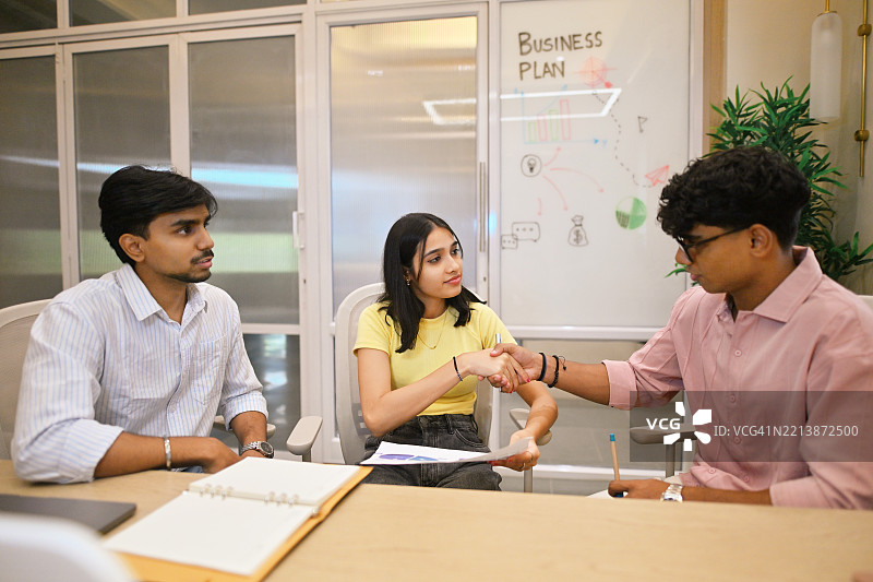 专注的年轻团队在创意办公空间中合作交流想法图片素材