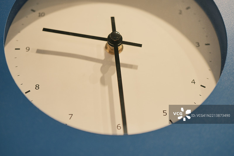 一款宣告早晨到来的挂钟图片素材