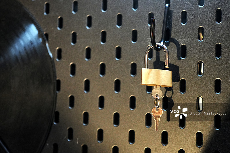 墙上挂着的锁和钥匙图片素材