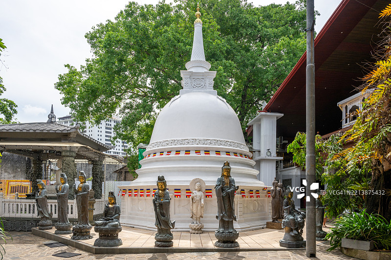 斯里兰卡科伦坡甘迦拉马亚寺的佛教塔和雕像图片素材