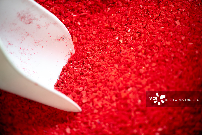 黑胶唱片压制工厂：塑料原料图片素材