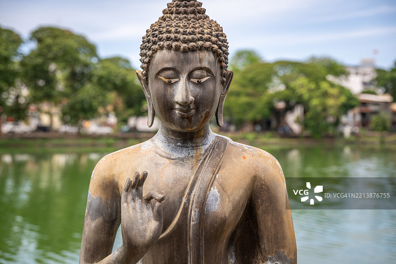 宁静池塘旁的佛像图片素材