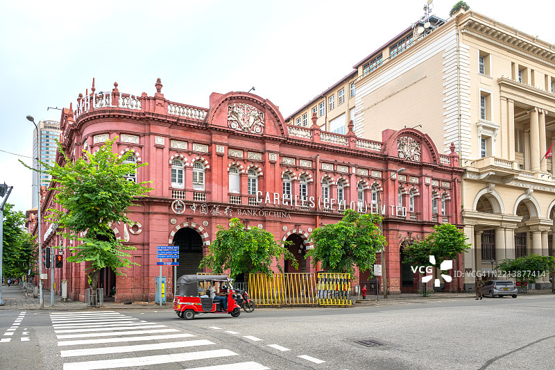 斯里兰卡科伦坡市中心的老红色建筑和一辆嘟嘟车图片素材