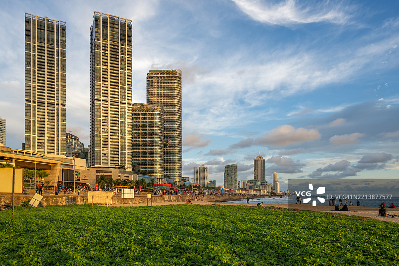 斯里兰卡科伦坡的海滨与日落时分的摩天大楼图片素材