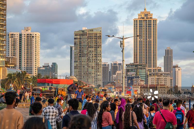 斯里兰卡科伦坡的繁忙海滨与摩天大楼图片素材