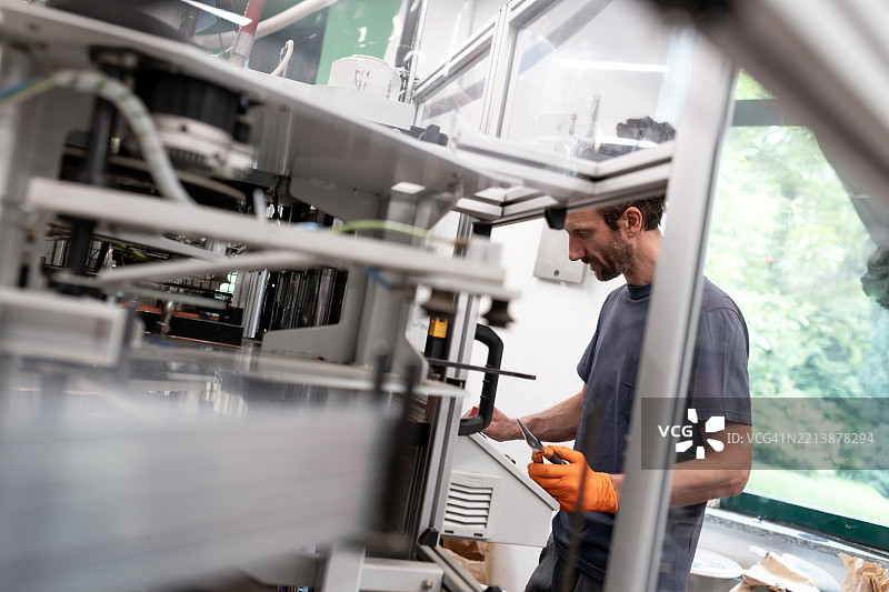 黑胶唱片压制工厂的机械设备图片素材