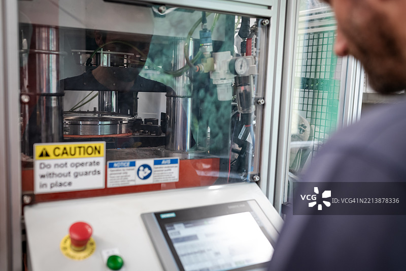 黑胶唱片压制工厂的机械设备图片素材