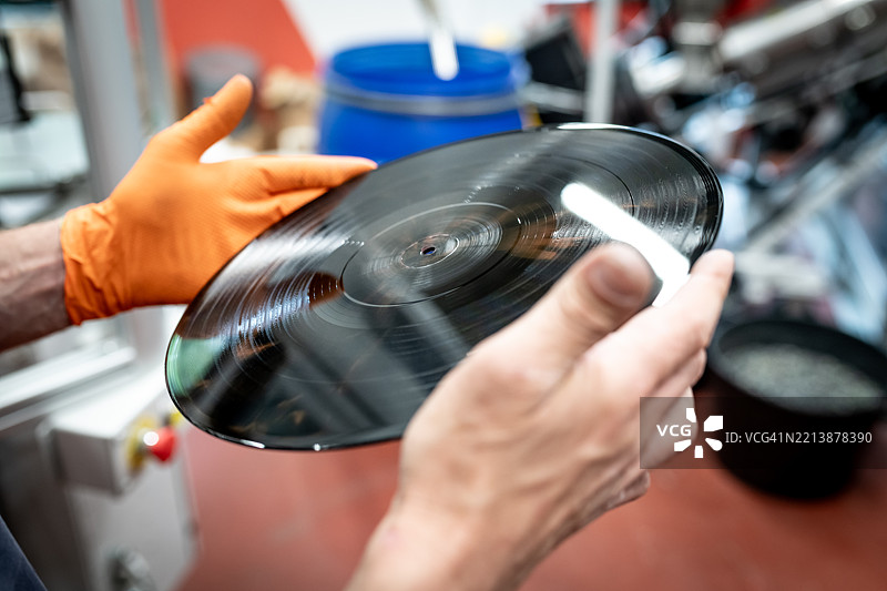 黑胶唱片压制工厂机械图片素材