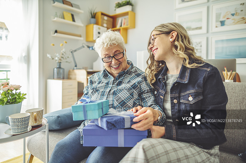 祖母与孙女共度时光图片素材