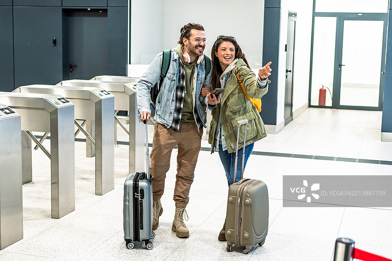 一对游客在机场寻找登机口图片素材