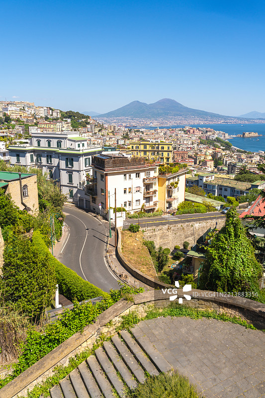意大利那不勒斯：城市和维苏威火山的美丽景色。图片素材