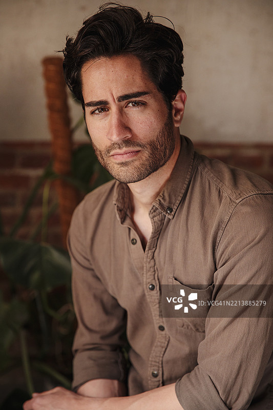 帅气的男人看着镜头图片素材