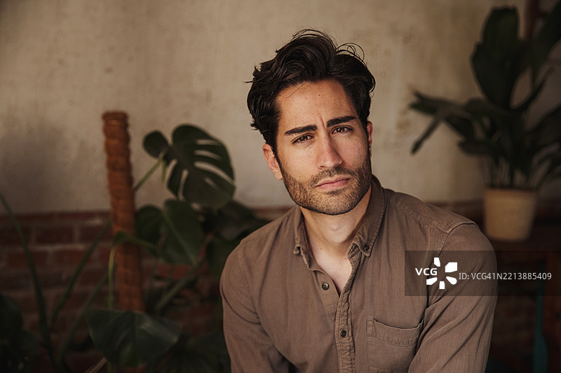 帅气的男人看着镜头图片素材